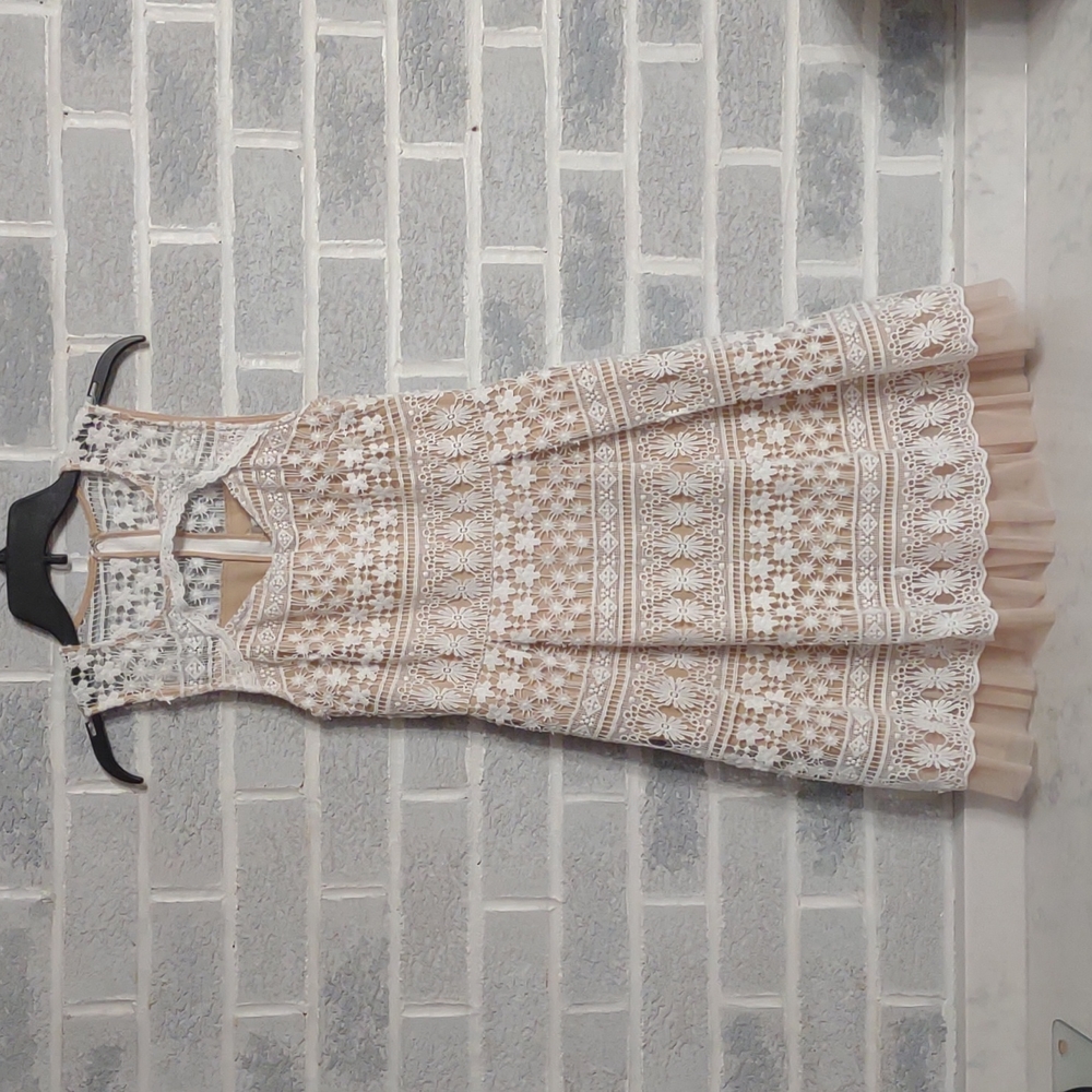 FREE w/ Bundle Francesca's Tan Dress White Lace Overlay & Cutout Chest Small - Picture 3 of 15